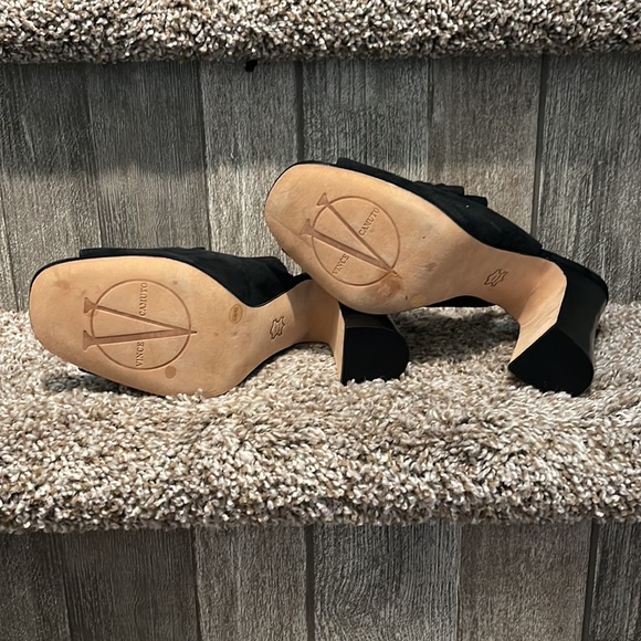 Vince Camuto Size 10 Jenny black peep toe suede ruffle sling backs - Picture 7 of 7